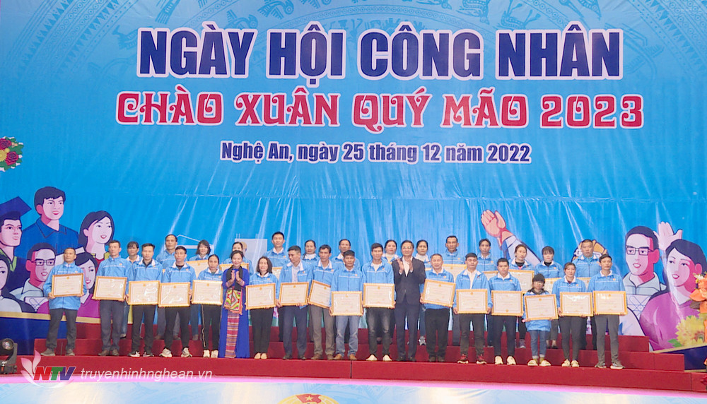 Phó Bí thư Tỉnh uỷ Hoàng Nghĩa Hiếu và Chủ tịch UBMTTQ tỉnh Võ Thị Minh Sinh trao bằng khen của UBND tỉnh cho các cá nhân đạt thành tích xuất sắc.
