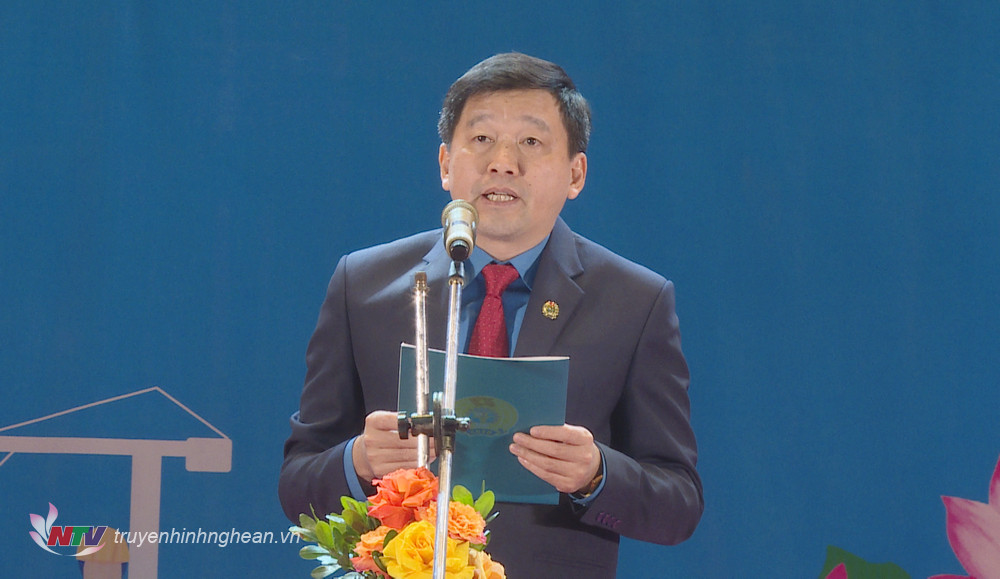 Chủ tịch Liên đoàn Lao động tỉnh Kha Văn Tám phát biểu tại ngày hội.