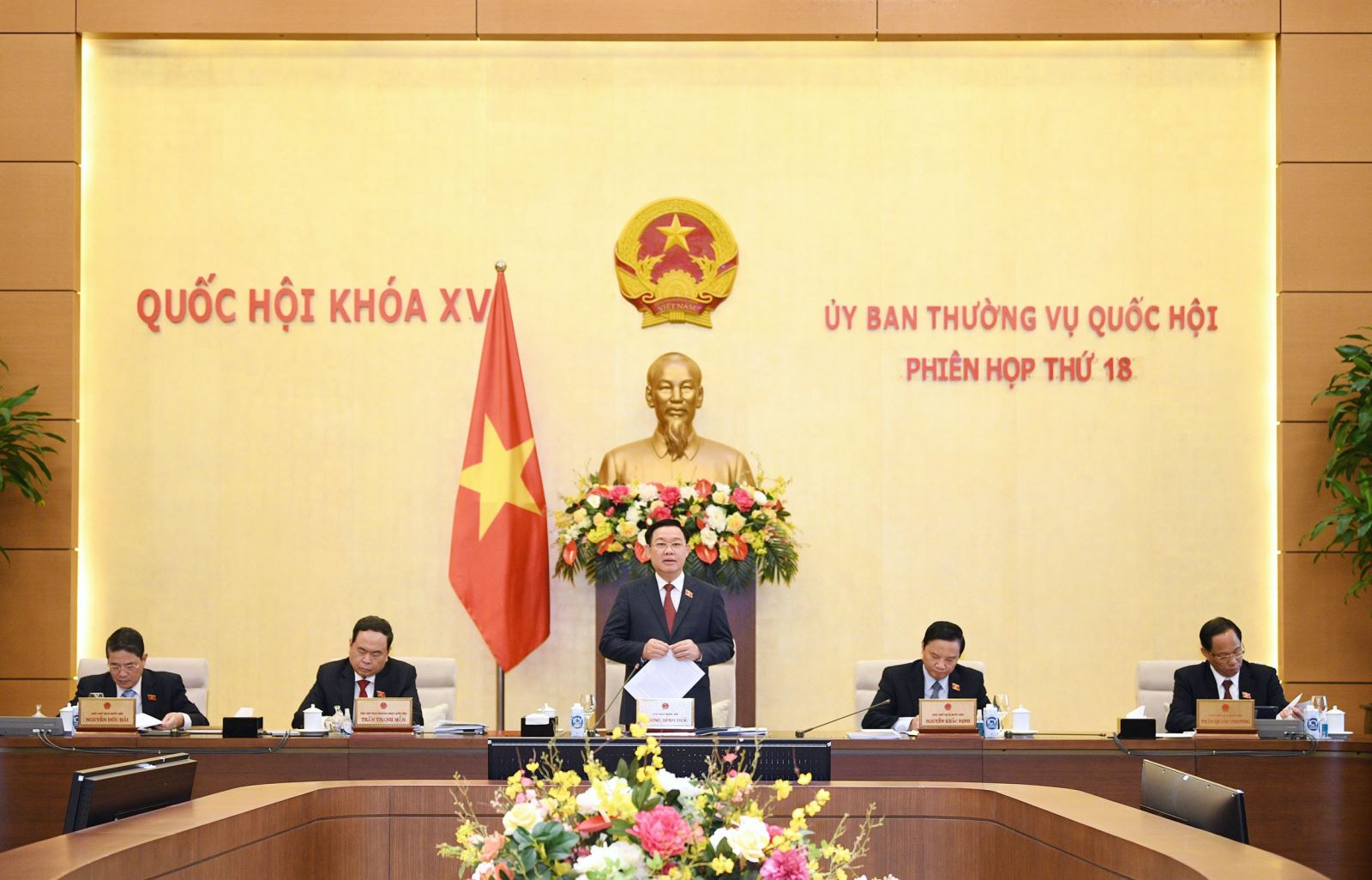 Đồng chí Vương Đình Huệ - Chủ tịch Quốc hội và các đồng chí Phó Chủ tịch Quốc hội đã chủ trì và điều hành Phiên họp thứ 18 của Ủy ban Thường vụ Quốc hội.