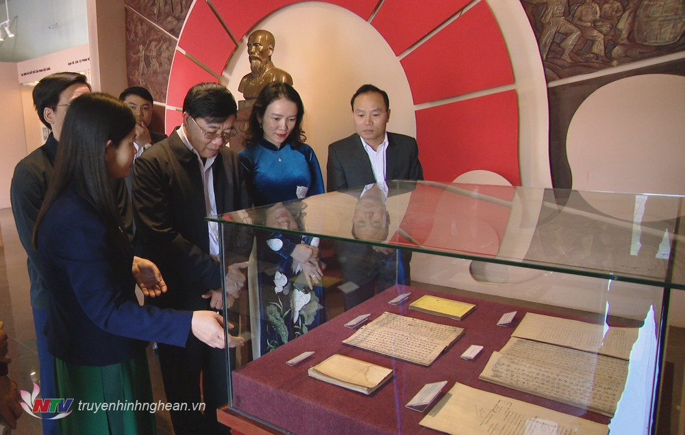 Lãnh đạo tỉnh, các ban, sở, ngành và huyện Nam Đàn tham quan Nhà trưng bày tại Khu lưu niệm Phan Bội Châu.