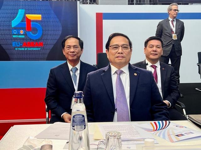 Thủ tướng Phạm Minh Chính cùng đoàn đại biểu Việt Nam tại Hội nghị Cấp cao kỷ niệm 45 năm quan hệ ASEAN-EU - Ảnh: VGP/Nhật Bắc