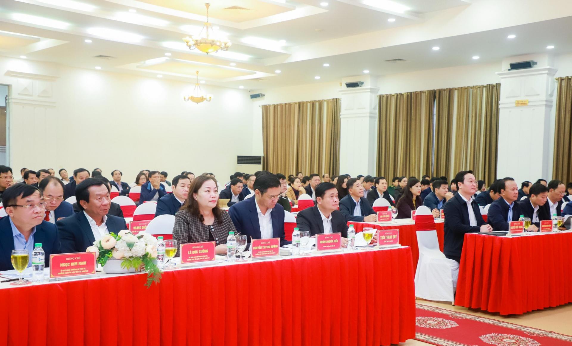 Các đồng chí lãnh đạo tỉnh dự Hội nghị tại điểm cầu chính tỉnh Nghệ An. 
