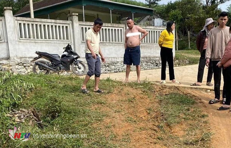 Người đàn ông bán muối dạo được phát hiện vong bên cạnh xe máy
