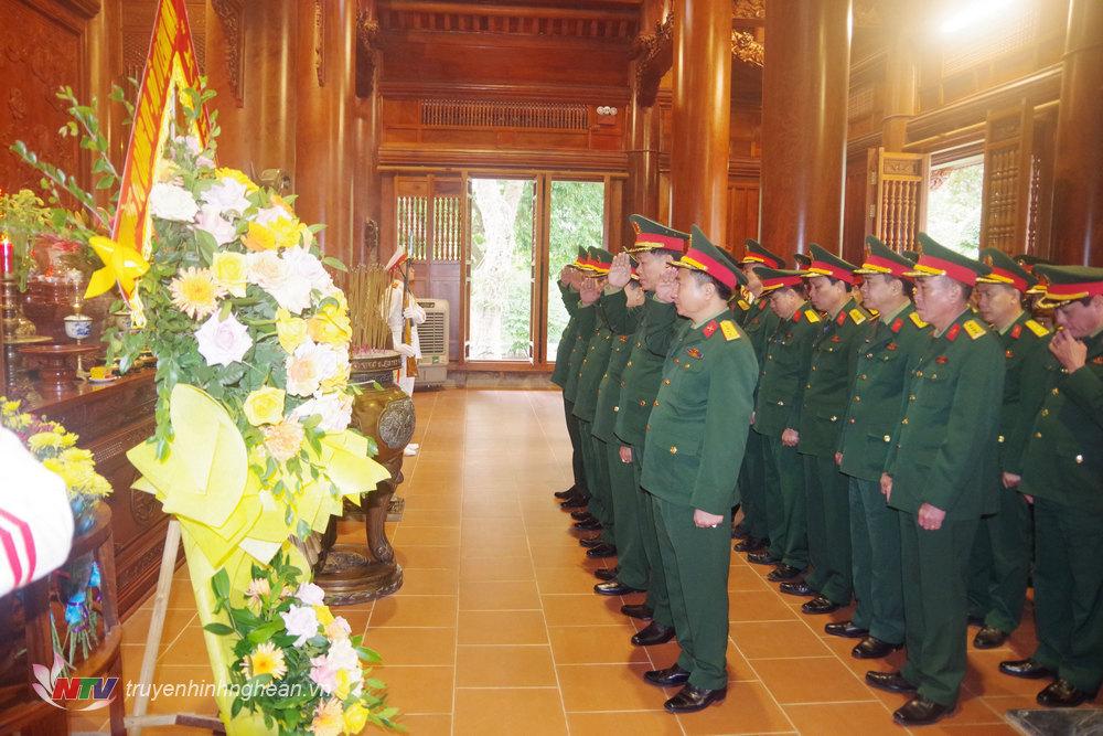 Đoàn công tác Bộ Tư lệnh Quân khu 4 thành kính tưởng niệm Chủ tịch Hồ Chí Minh.