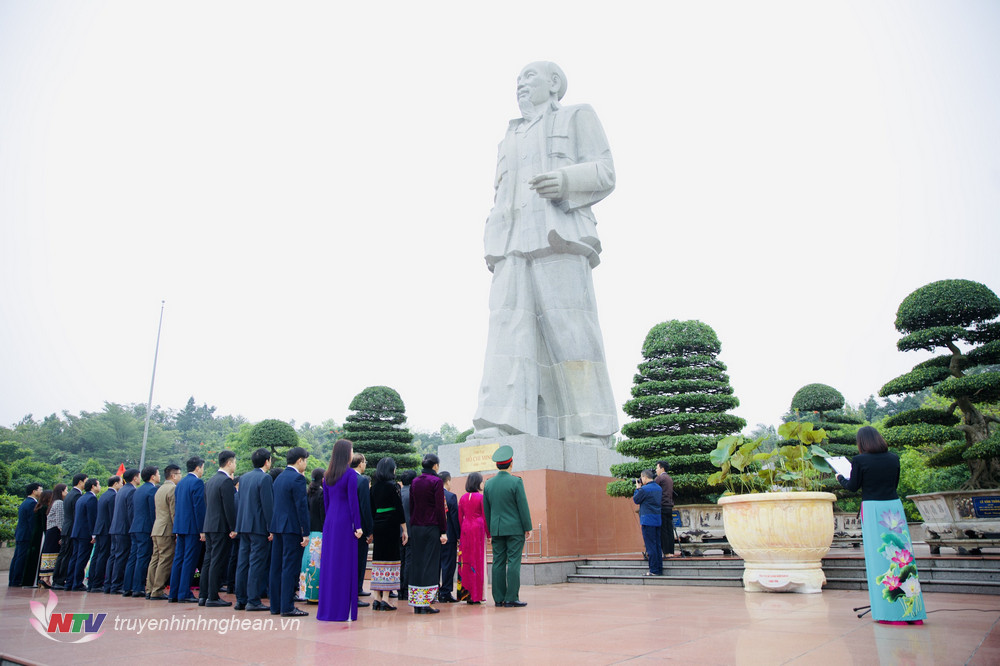 Lãnh đạo tỉnh và các đại biểu HĐND tỉnh tưởng niệm Chủ tịch Hồ Chí Minh.