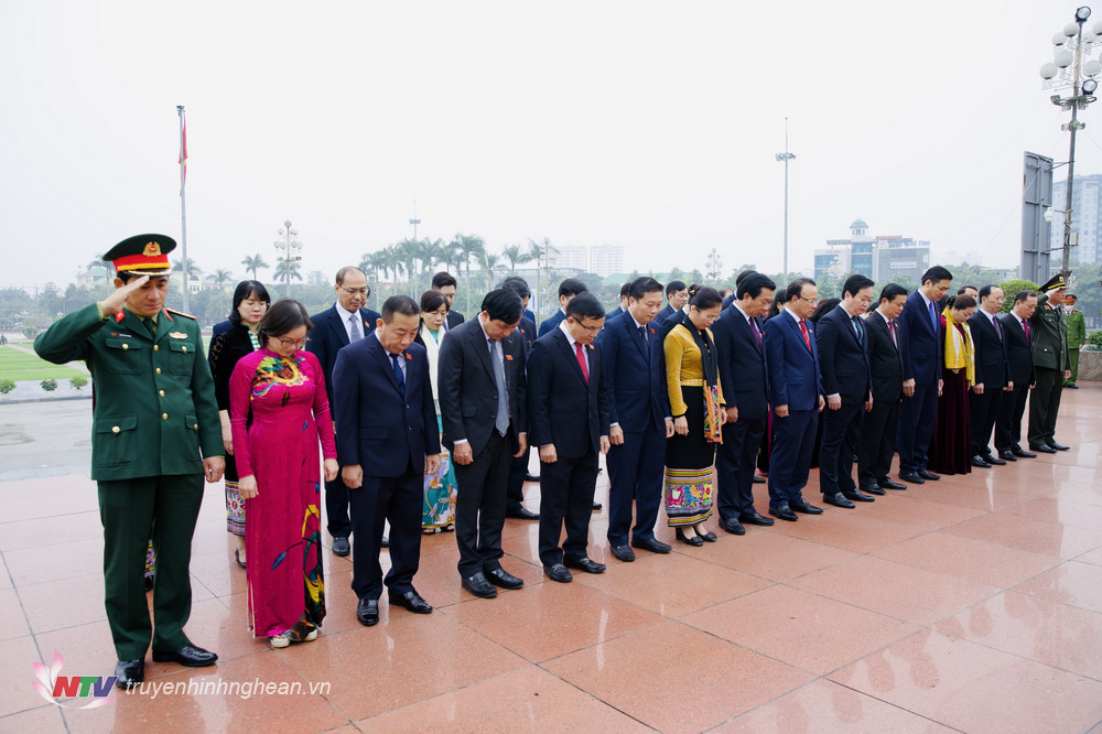 Các đại biểu thành kính tưởng niệm Chủ tịch Hồ Chí Minh.