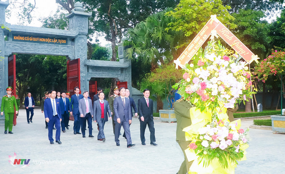 Đồng chí Trần Tuấn Anh và các đồng chí lãnh đạo của Ban Kinh tế Trung ương, tỉnh Nghệ An dâng hoa, dâng hương tại Khu Di tích lịch sử Quốc gia đặc biệt Kim Liên, Nam Đàn.
