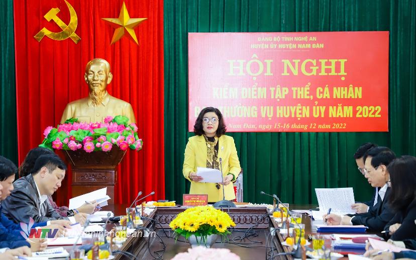 Đồng chí Nguyễn Thị Hồng Hoa - Bí thư Huyện ủy Nam Đàn phát biểu tại hội nghị.