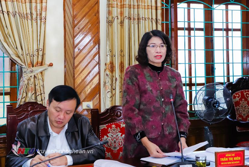 Đồng chí Trần Thị Hiên - Phó Bí thư Thường trực Huyện ủy Nam Đàn trình bày dự thảo Báo cáo kiểm điểm tập thể Ban Thường vụ Huyện uỷ Nam Đàn năm 2022.
