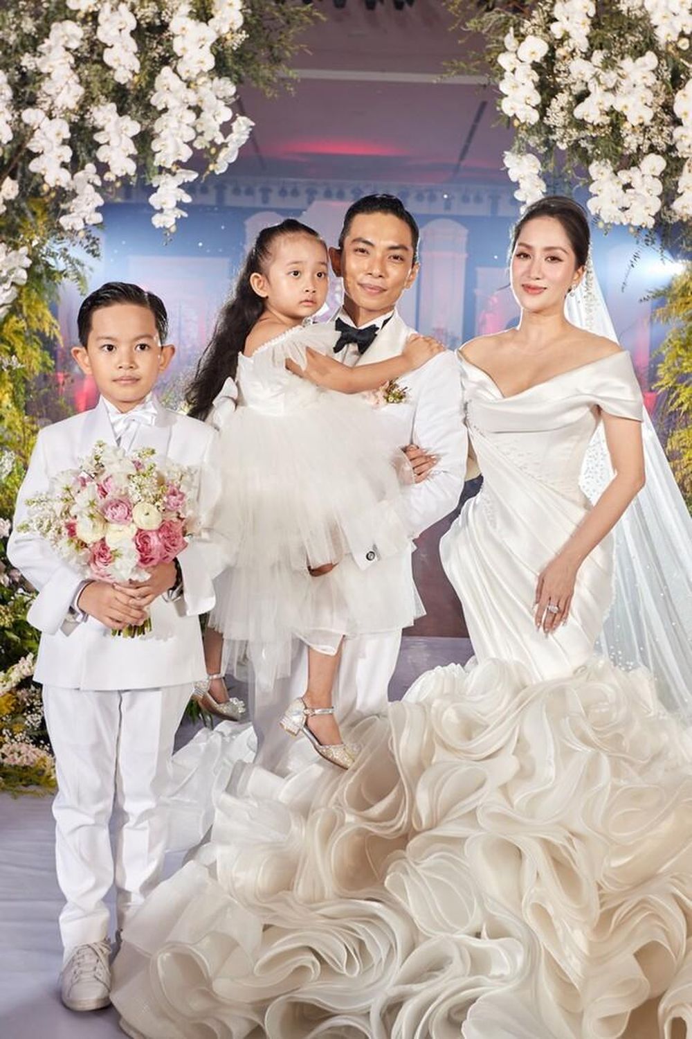 Gia đình nhỏ của Khánh Thi - Phan Hiển trong ngày trọng đại của cuộc đời.