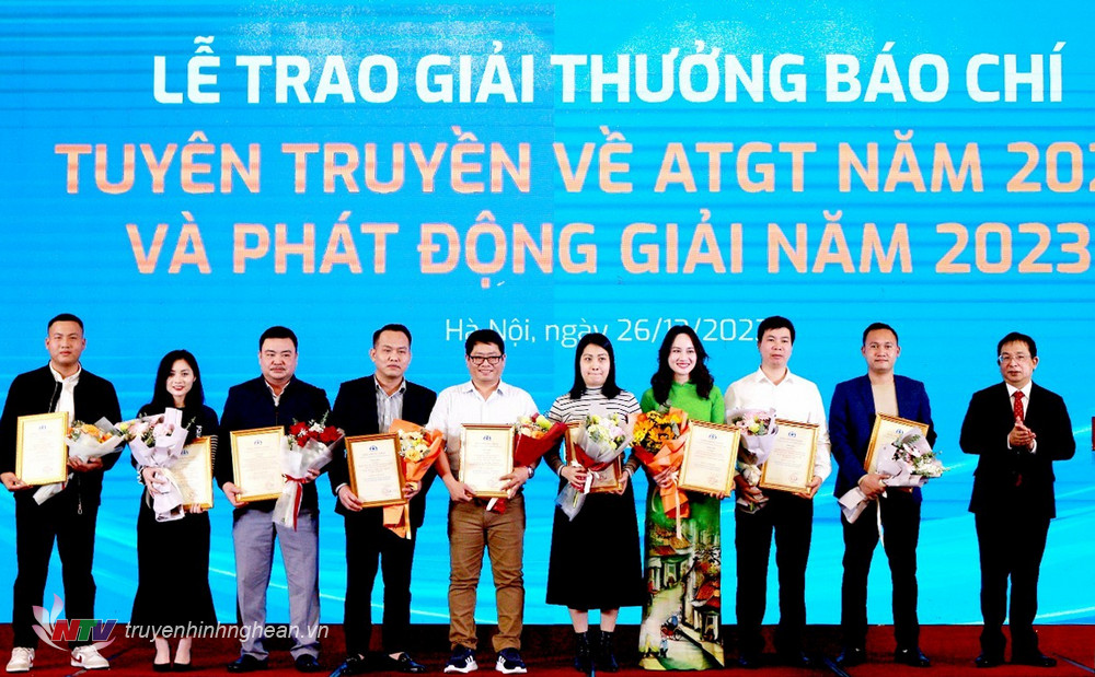 Nhà báo Trần Lịch (thứ 3 từ trái sáng) nhận giải
