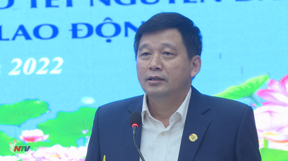 Chủ tịch Liên đoàn Lao động tỉnh Kha Văn Tám phát biểu tại buổi lễ.