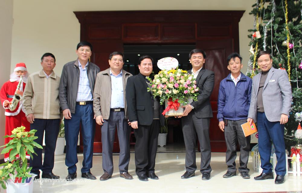 Lãnh đạo huyện Quỳnh Lưu thăm, tặng quà Giáo xứ Phú Xuân nhân dịp lễ giáng sinh