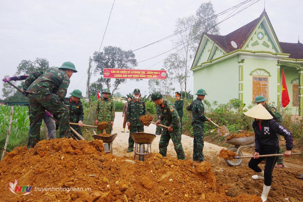 Bộ đội Lữ đoàn Tăng – Thiết giáp 206 và người dân xã Tân Hương san lấp nâng cấp đường giao thông nông thôn.