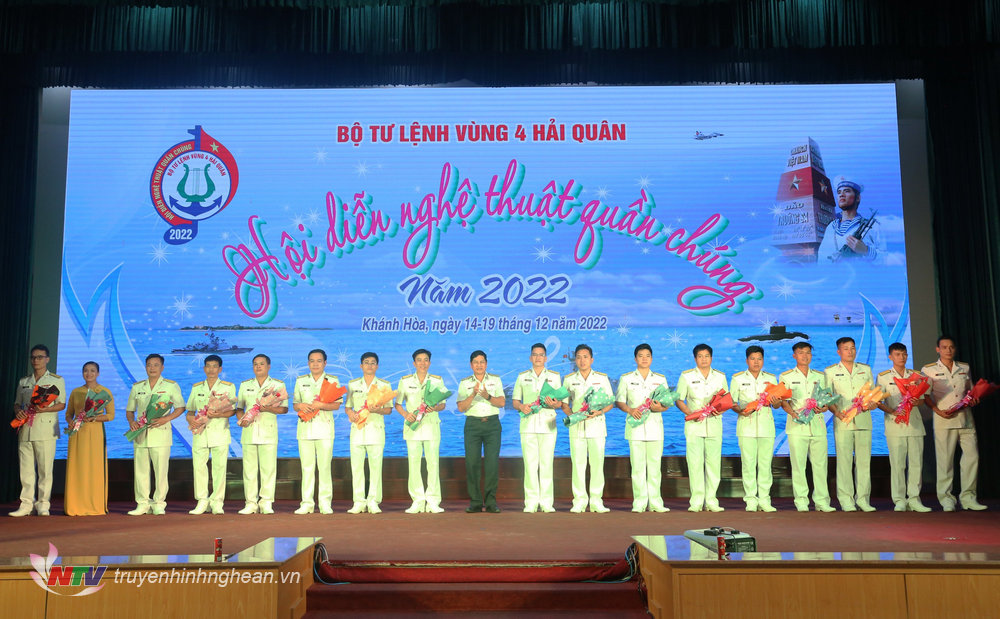 Chuẩn Đô đốc Ngô Văn Thuân tặng hoa chúc mừng các đội thi.