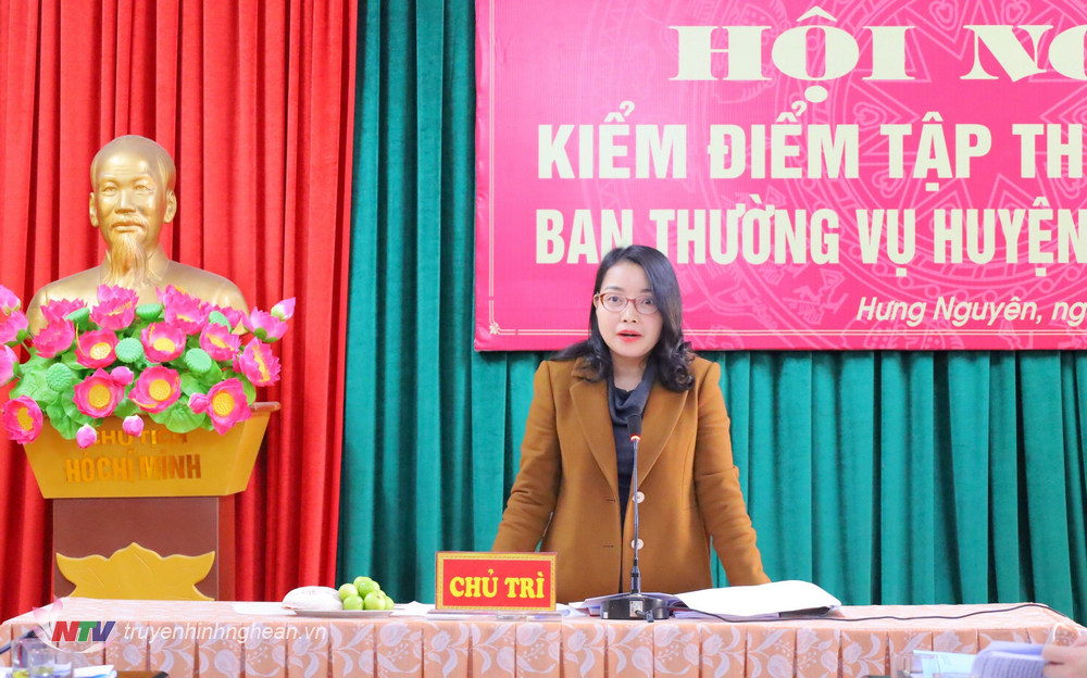 Bí thư Huyện uỷ Hưng Nguyên Nguyễn Thị Thơm phát biểu tại hội nghị.