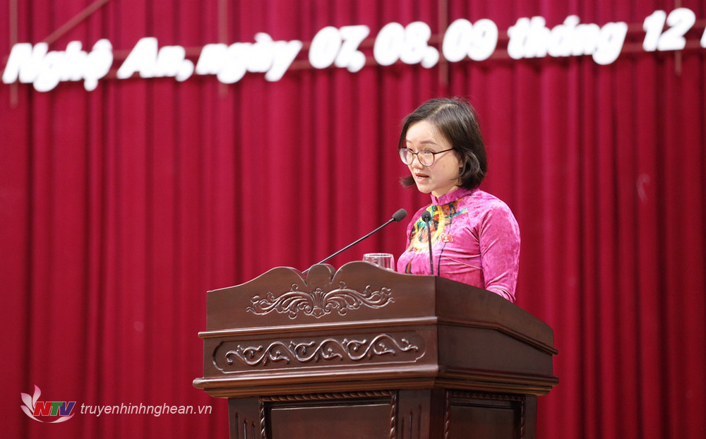 Đồng chí Thái Thị An Chung, Phó Trưởng đoàn ĐBQH tỉnh báo cáo tóm tắt kết quả Kỳ họp thứ Tư, Quốc hội khóa XV.