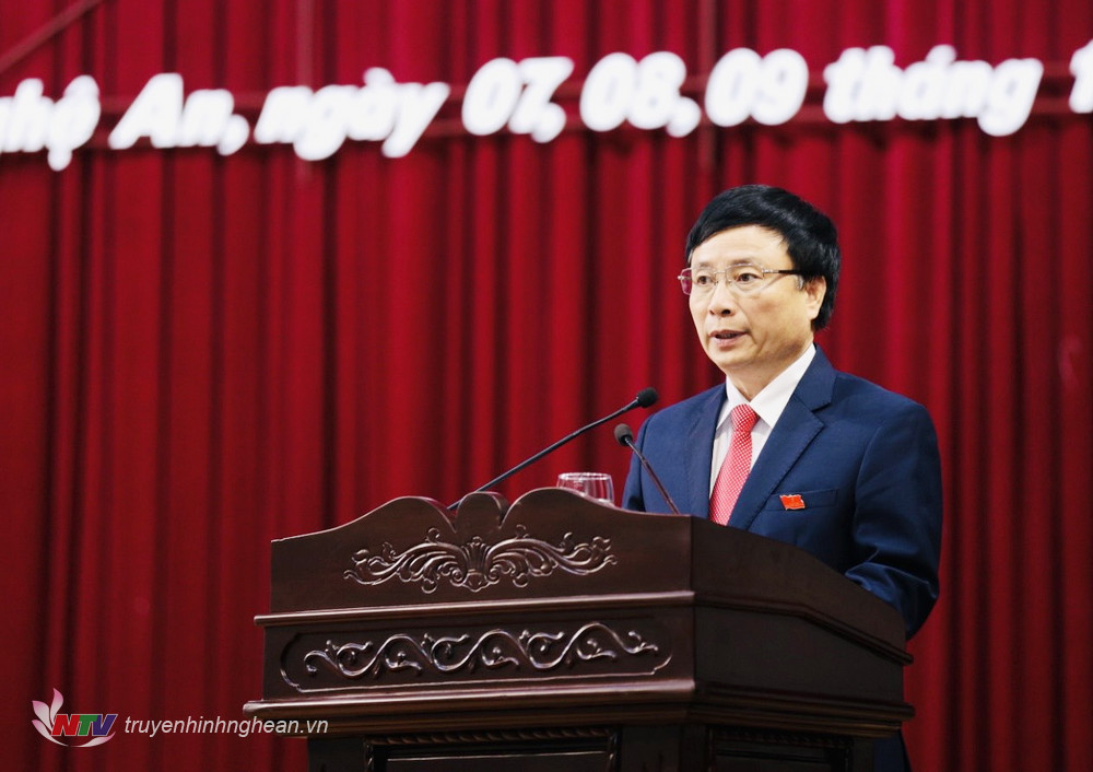 Đồng chí Bùi Đình Long, Phó Chủ tịch UBND tỉnh báo cáo tóm tắt các tờ trình, dự thảo Nghị quyết do UBND tỉnh trình kỳ họp.
