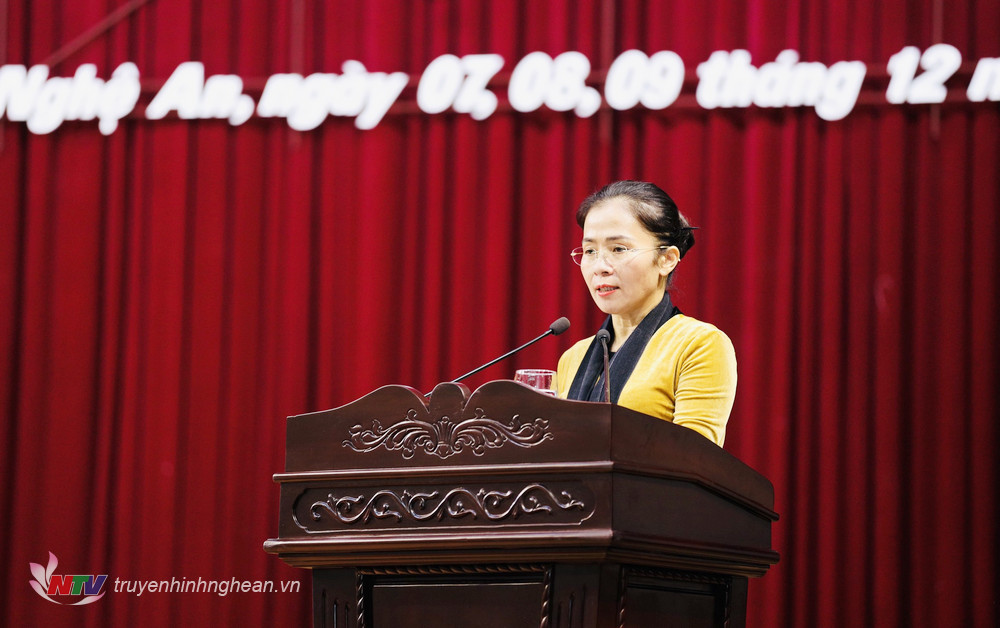 Đồng chí Võ Thị Minh Sinh, Ủy viên BTV Tỉnh ủy, Chủ tịch Uỷ ban MTTQ tỉnh thông báo tóm tắt về hoạt động của MTTQ tỉnh tham gia xây dựng chính quyền, ý kiến, kiến nghị của Nhân dân.