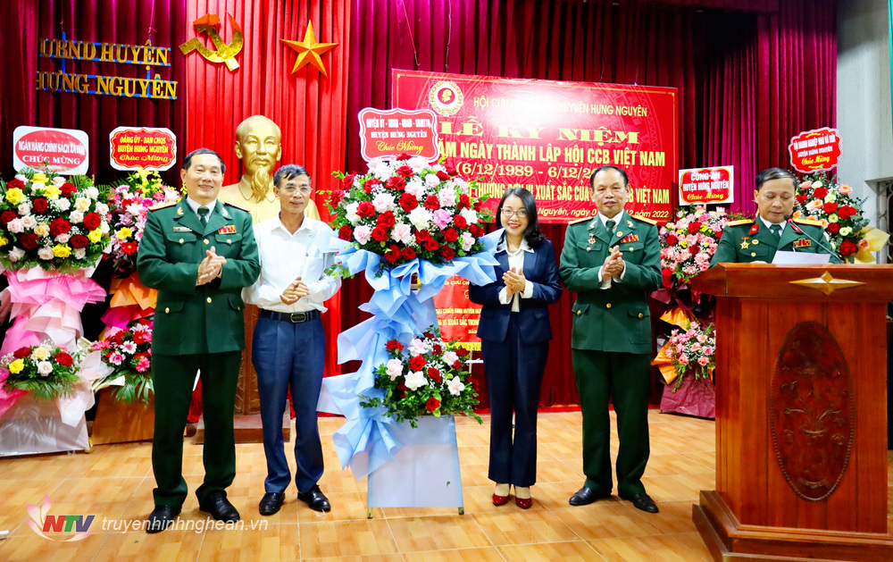 Lãnh đạo huyện tặng hoa chúc mừng Hội CCB nhân kỷ niệm ngày thành lập Hội CCB Việt Nam.