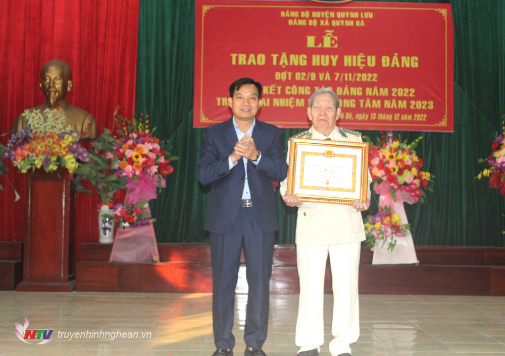 Lãnh đạo huyện Quỳnh Lưu trao tặng huy hiệu 75 năm tuổi Đảng cho đảng viên Phạm Lâm.