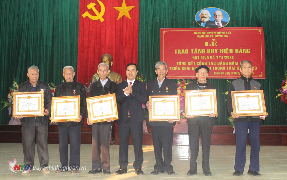 Trao tặng Huy hiệu 55 năm tuổi Đảng cho các đảng viên.