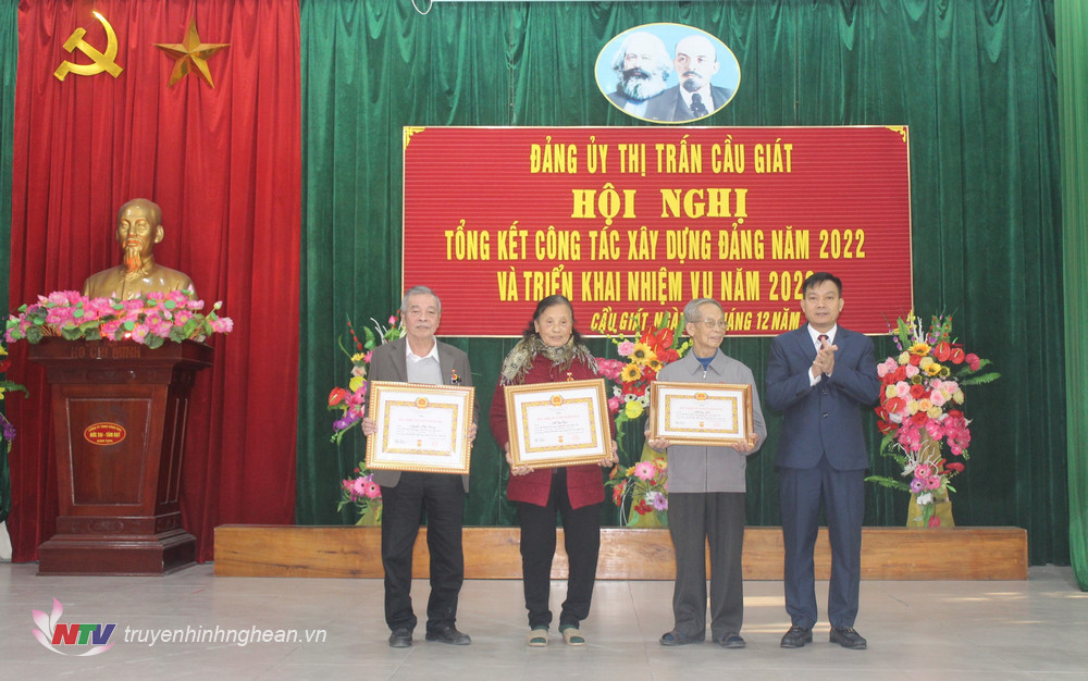 Trao Huy hiệu cho 18 đảng viên tại huyện Quỳnh Lưu