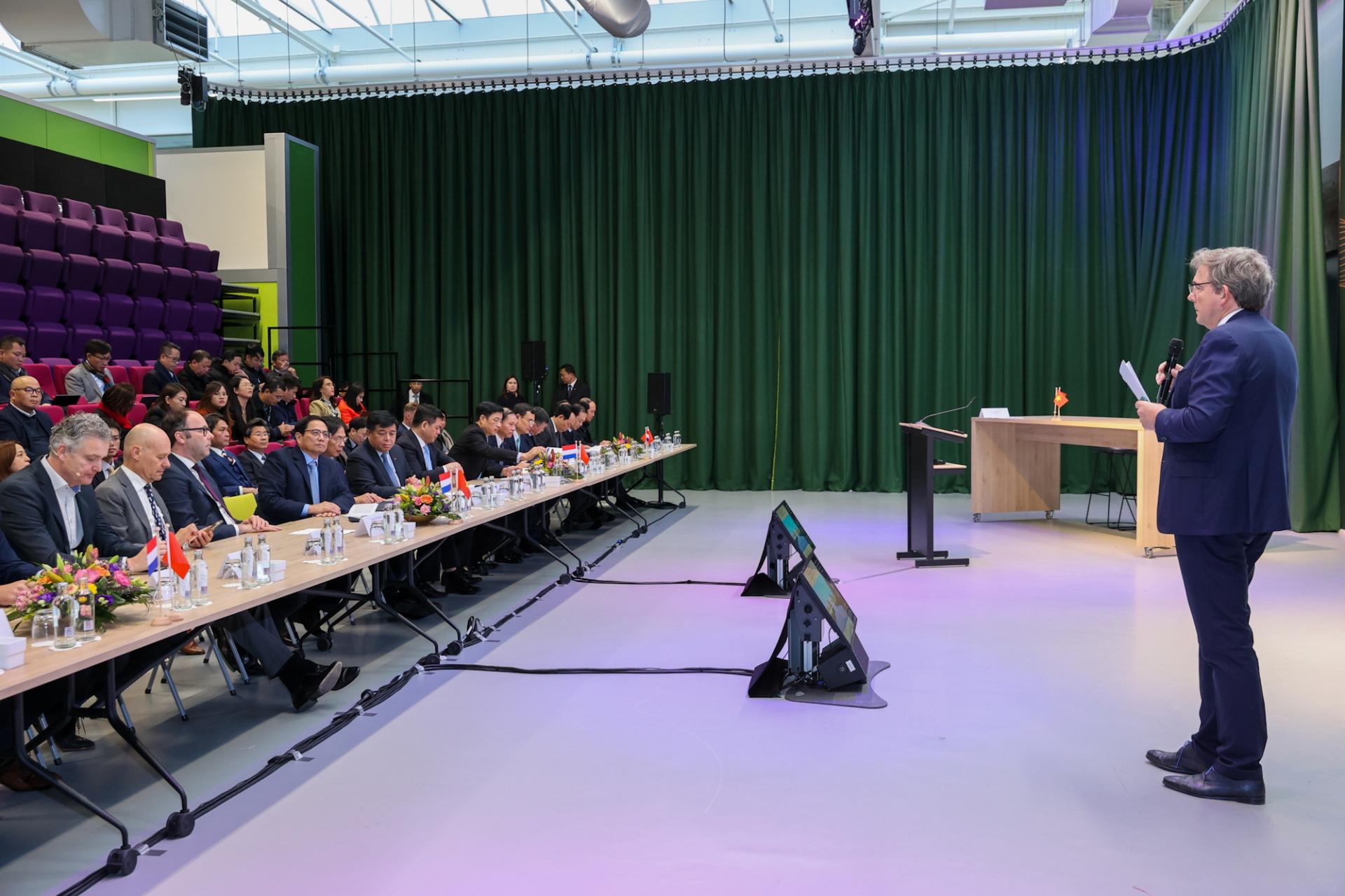 Thủ tướng và thành viên đoàn công tác dự cuộc trao đổi với một số doanh nghiệp Hà Lan về chủ đề Đổi mới sáng tạo và sản xuất công nghệ cao.