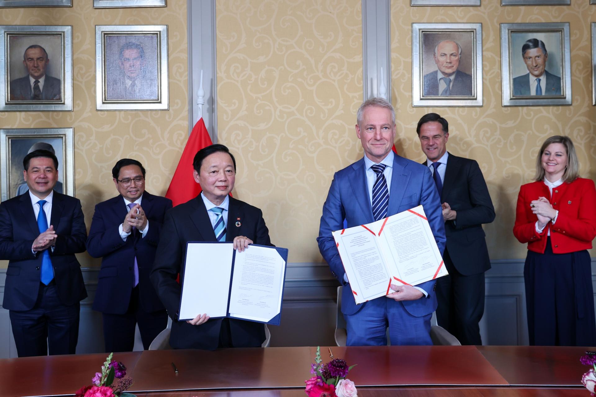 Hai Thủ tướng chứng kiến lễ ký Kế hoạch hành động chung về quản lý tài nguyên nước giữa Bộ Tài nguyên và Môi trường Việt Nam và Bộ Hạ tầng và Tài nguyên nước Hà Lan.
