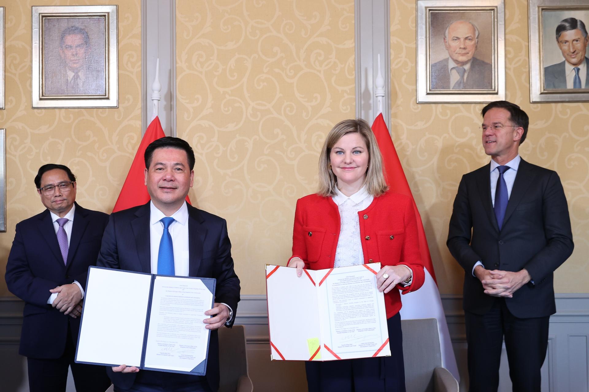 Hai Thủ tướng chứng kiến lễ ký Tuyên bố chung giữa Bộ Công Thương Việt Nam và Bộ Ngoại giao Vương quốc Hà Lan về hợp tác giảm phát thải trong sản xuất và tiêu dùng.