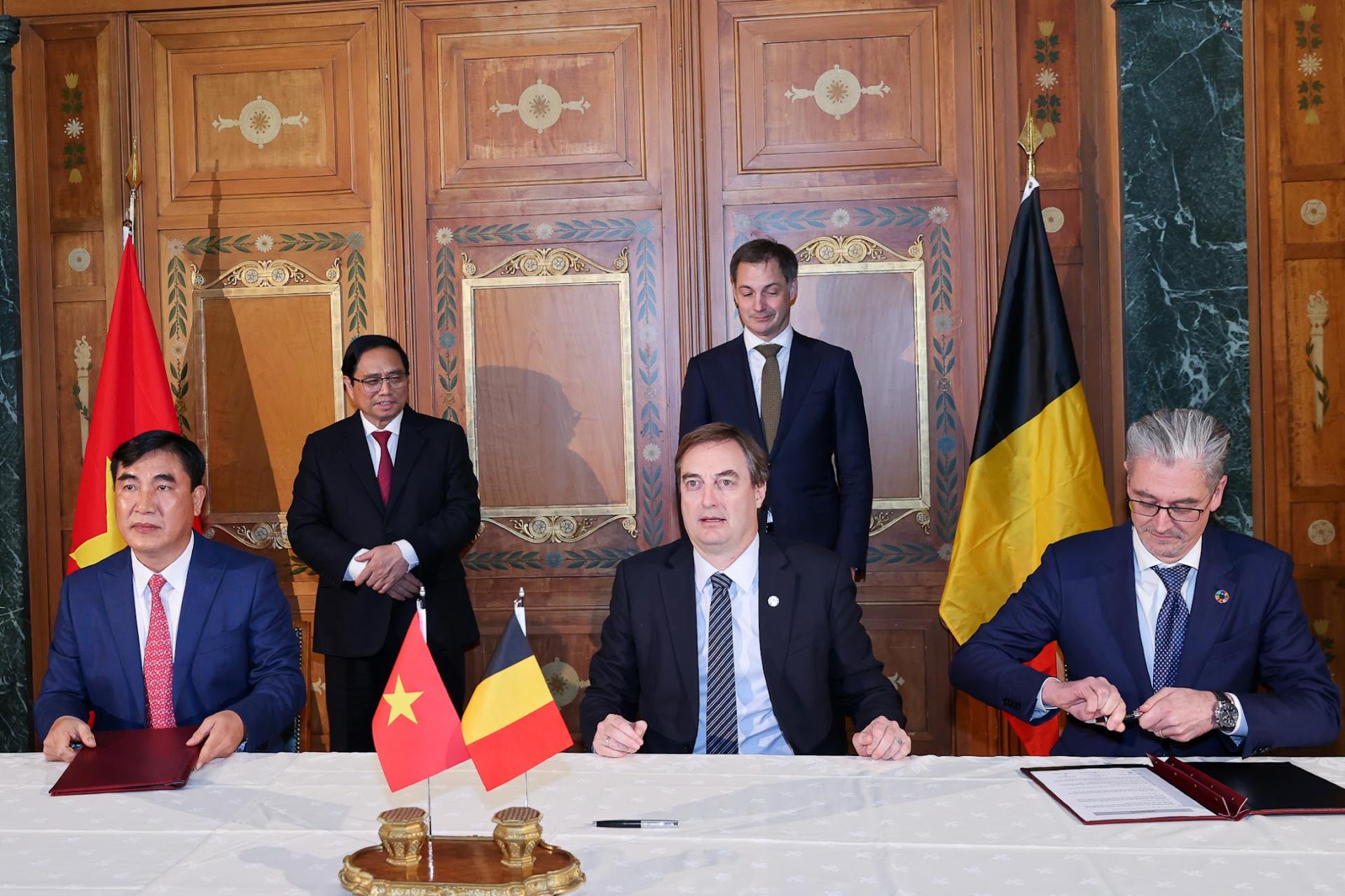 Hai Thủ tướng chứng kiến lễ ký Bản ghi nhớ (MOU) giữa Tập đoàn Hateco và các đối tác phía Bỉ là Công ty Dredging International NV và Công ty Rent A Port.
