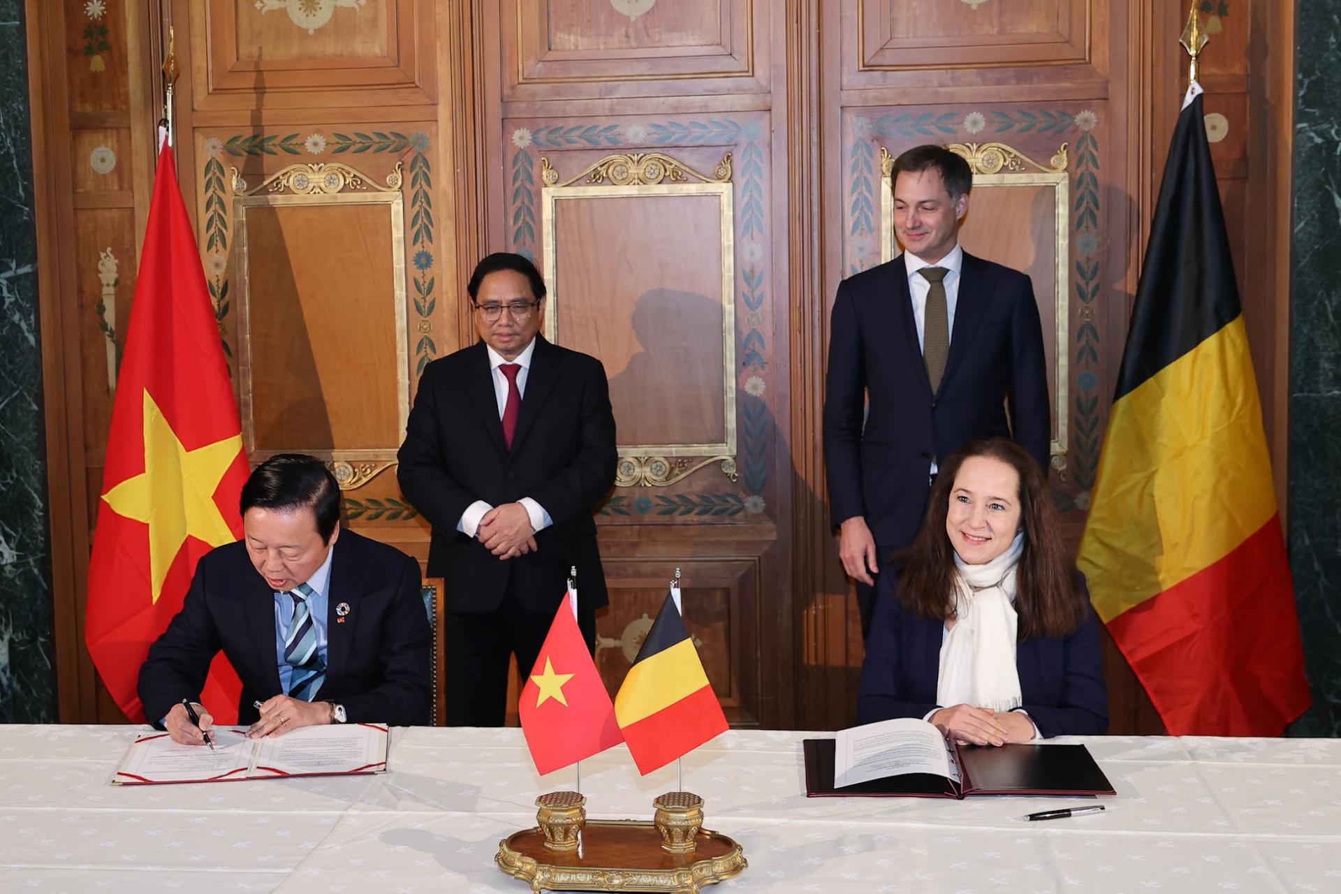Thủ tướng Phạm Minh Chính và Thủ tướng Alexander De Croo chứng kiến lễ ký Ý định thư hợp tác giữa Bộ TN&MT và Bộ Biển Bắc của Vương quốc Bỉ.