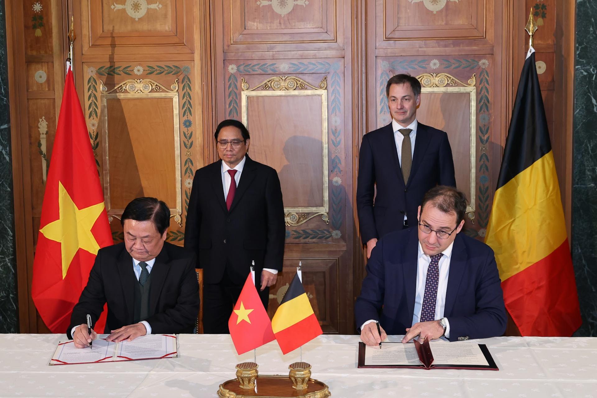 Thủ tướng Phạm Minh Chính và Thủ tướng Alexander De Croo chứng kiến ký kết gia hạn bản ghi nhớ (MOU) về chất lượng, an toàn nông sản, thú y và bảo vệ thực vật giữa Bộ NN&PTNT Việt Nam và Bộ Nông nghiệp Bỉ.