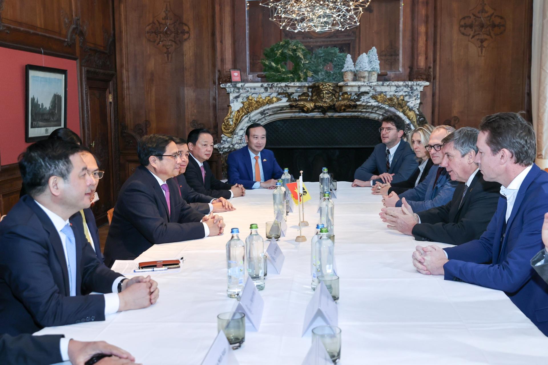 Thủ tướng Phạm Minh Chính làm việc với ông Jan Jambon, Bộ trưởng, Thủ hiến vùng Flanders, Bộ trưởng Ngoại giao, Xã hội, Số hóa và Quản lý hạ tầng, lãnh đạo hơn 30 doanh nghiệp, tập đoàn lớn của vùng Flanders và Bỉ.
