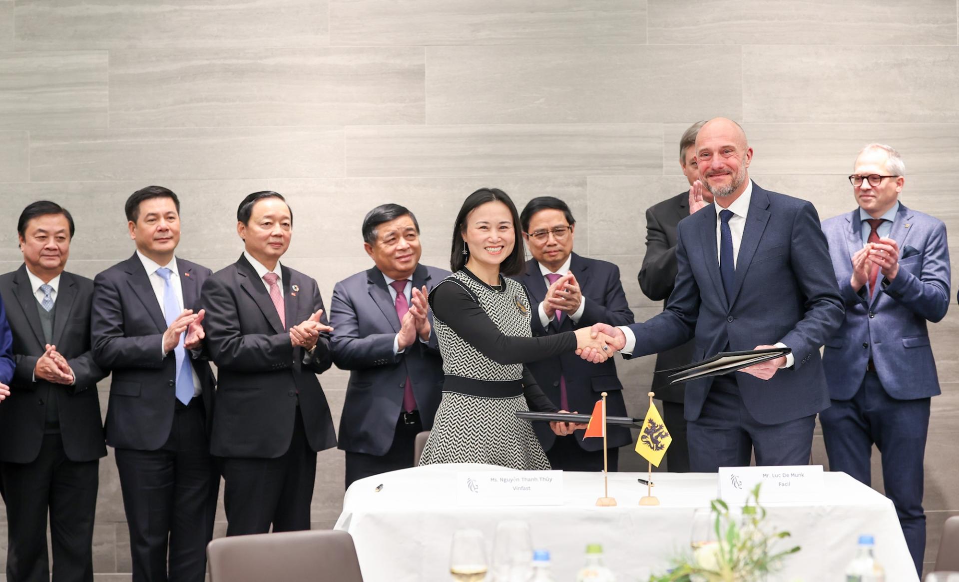 Thủ tướng chứng kiến lễ ký kết ý định thư hợp tác giữa Vinfast (Việt Nam) và Facil (Bỉ).