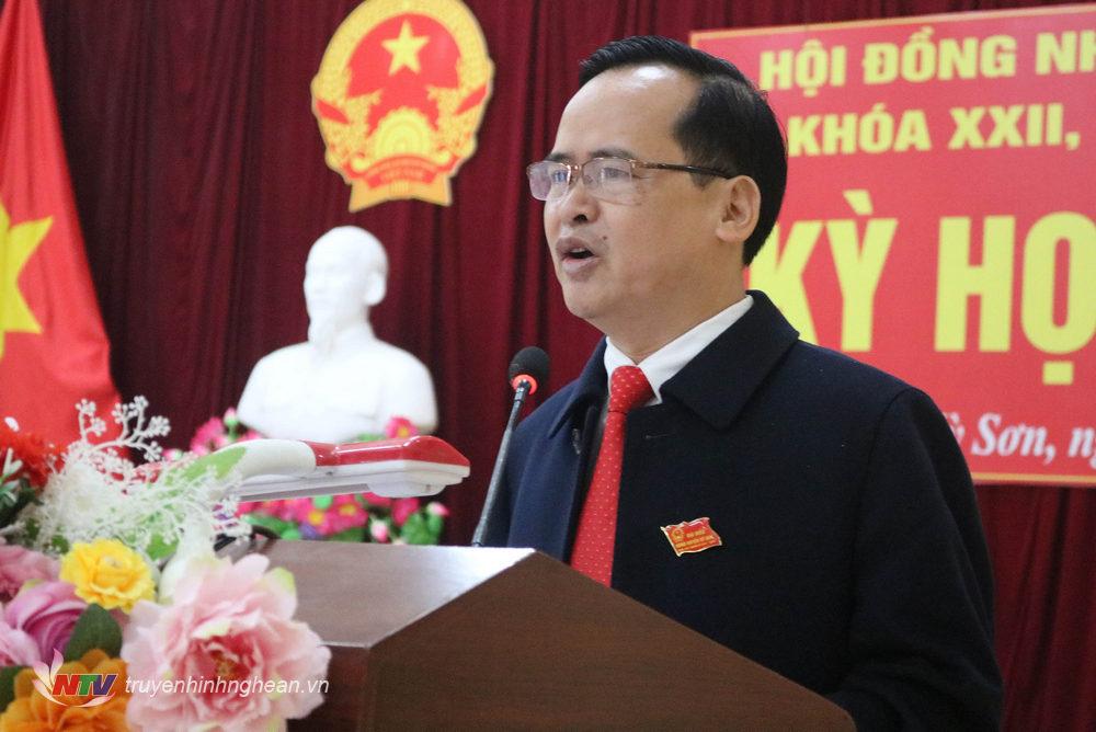 Ông Nguyễn Hữu Minh, Phó Bí thư huyện uỷ, Chủ tịch UBND huyện thông qua báo cáo về tình hình phát triển kinh kế, quốc phòng an ninh năm 2022.
