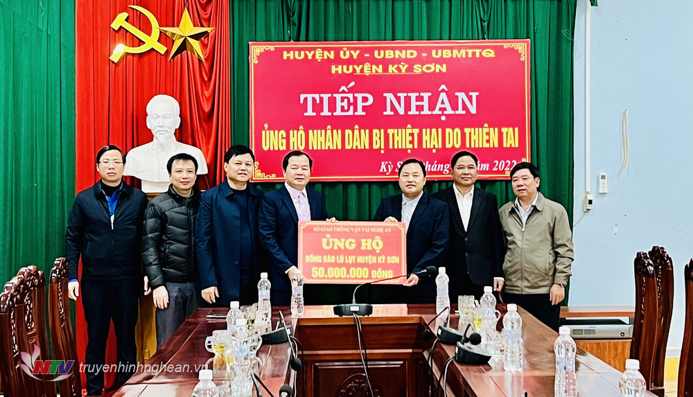 Đoàn công tác Sở GTVT trao hỗ trợ huyện Kỳ Sơn.