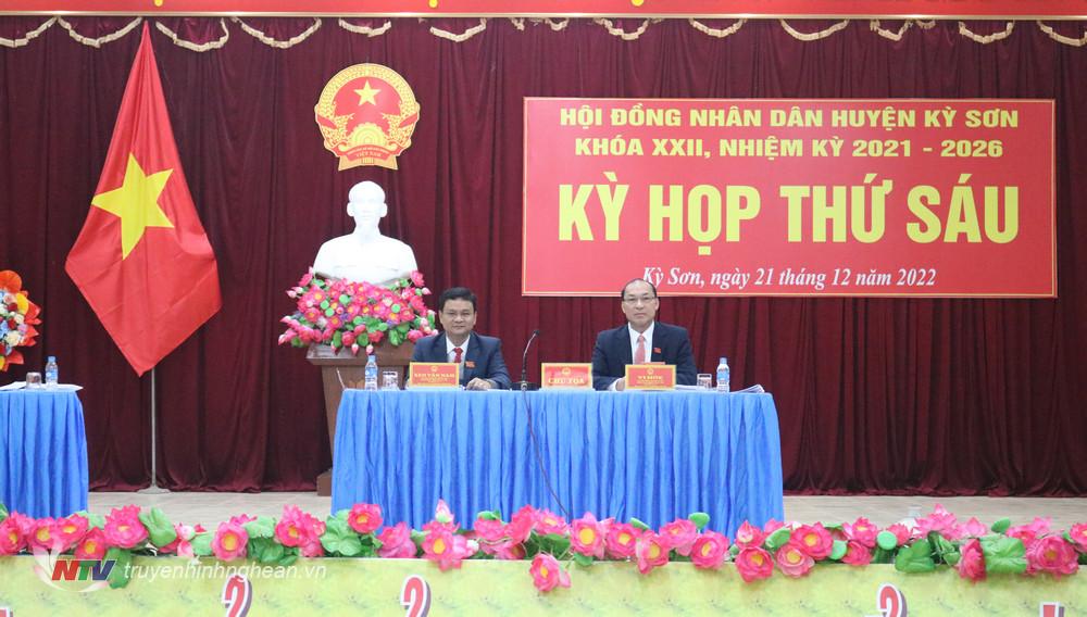 Ông Vi Hòe, Bí thư Huyện ủy, Chủ tịch HĐND huyện và ông Xeo Văn Nam, Phó chủ tịch HĐND huyện, chủ trì kỳ họp.
