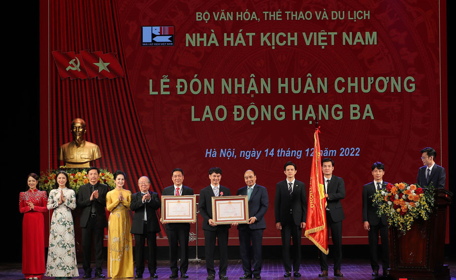Chủ tịch nước Nguyễn Xuân Phúc đã trao tặng tập thể Nhà hát kịch Việt Nam và cá nhân Giám đốc Nhà hát - NSƯT Xuân Bắc Huân chương Lao động hạng Ba.
