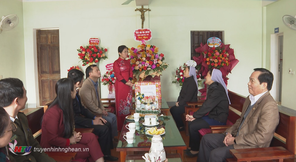 Đồng chí Võ Thị Minh Sinh - Ủy viên Ban Thường vụ Tỉnh ủy, Chủ tịch Ủy ban MTTQ tỉnh trao đổi với các nữ tu sĩ. 