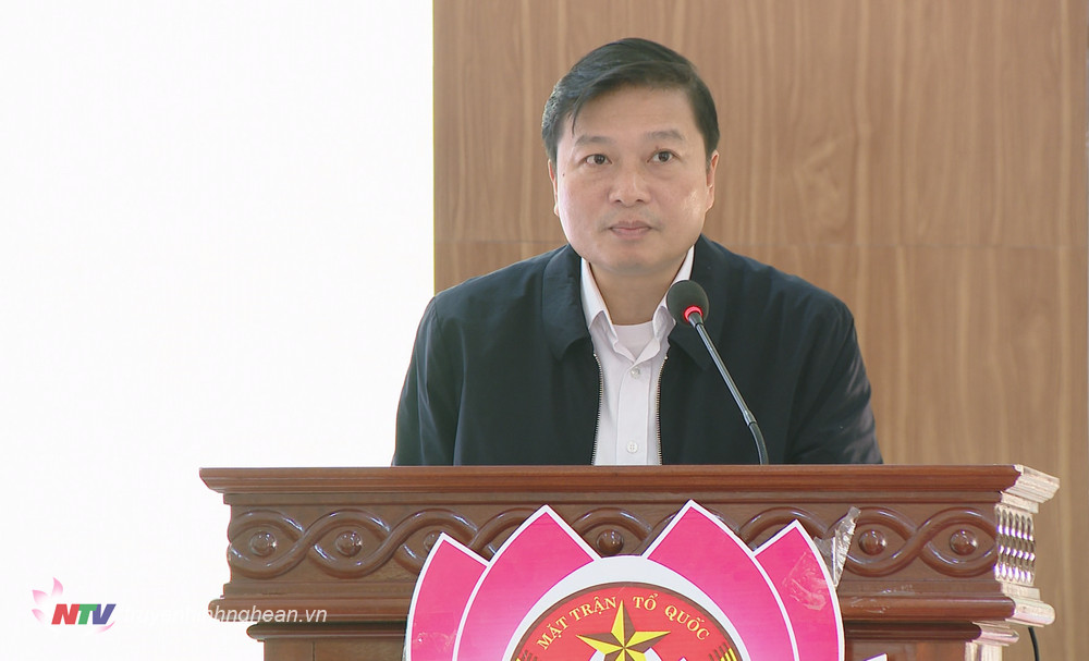 Phó Chủ tịch Thường trực UBND tỉnh Lê Hồng Vinh tóm tắt nhanh kết quả phát triển kinh tế - xã hội của tỉnh trong năm 2022. 
