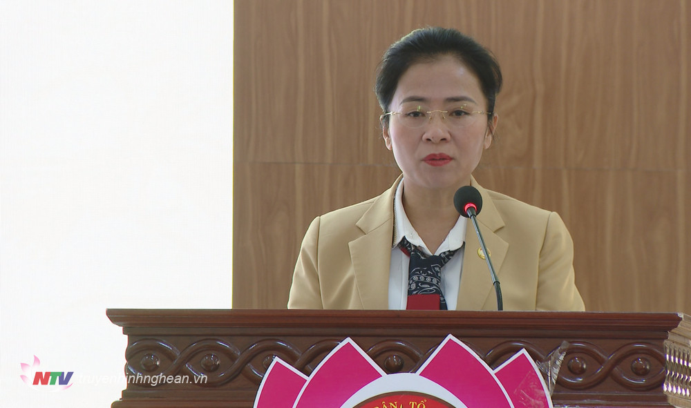 Đồng chí Võ Thị Minh Sinh - Ủy viên Ban Thường vụ Tỉnh ủy, Chủ tịch Ủy ban Mặt trận Tổ quốc tỉnh phát biểu khai mạc hội nghị.