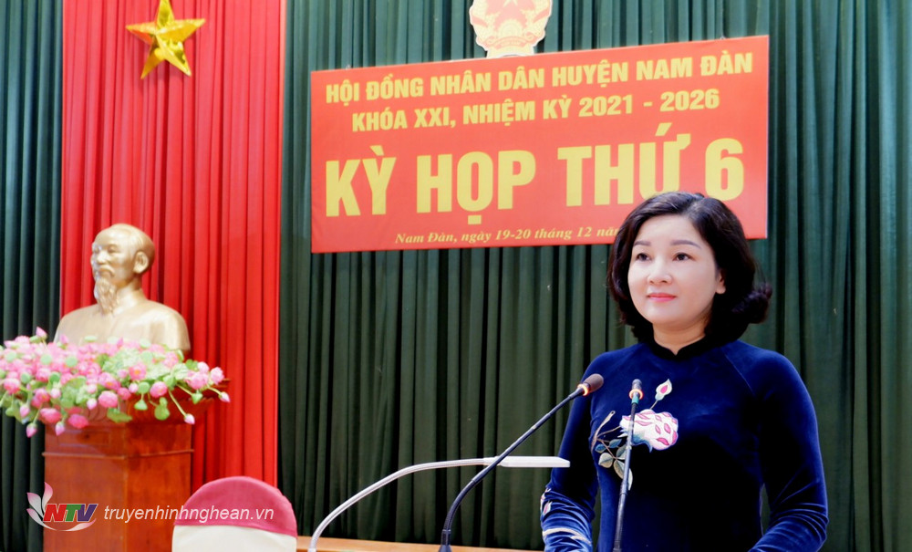 Đc Nguyễn Thị Hồng Hoa - TUV, Bí thư Huyện ủy, Chủ tịch HĐND huyện khai mạc kỳ họp.