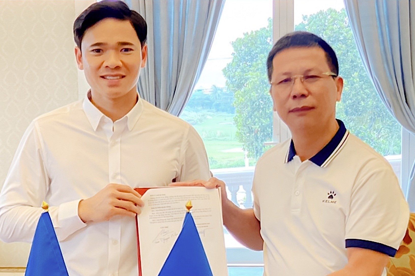 Lãnh đạo CLB Nam Định thông báo ký hợp đồng với Trần Nguyên Mạnh sáng 5/12. Ảnh: CLB Nam Định.
