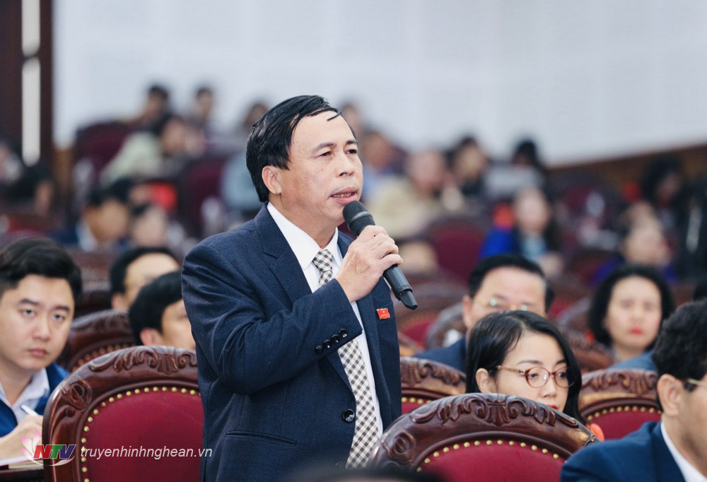 Ông Phạm Văn Hoá - Giám đốc sở Công Thương Nghệ An trả lời chất vấn cử tri kỳ họp 11, HĐND tỉnh Nghệ An. 