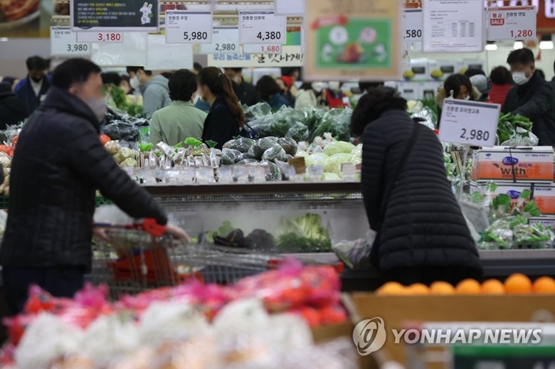 Người dân đeo khẩu trang khi mua sắm tại một siêu thị ở thủ đô Seoul của Hàn Quốc. (Ảnh: Yonhap News) 