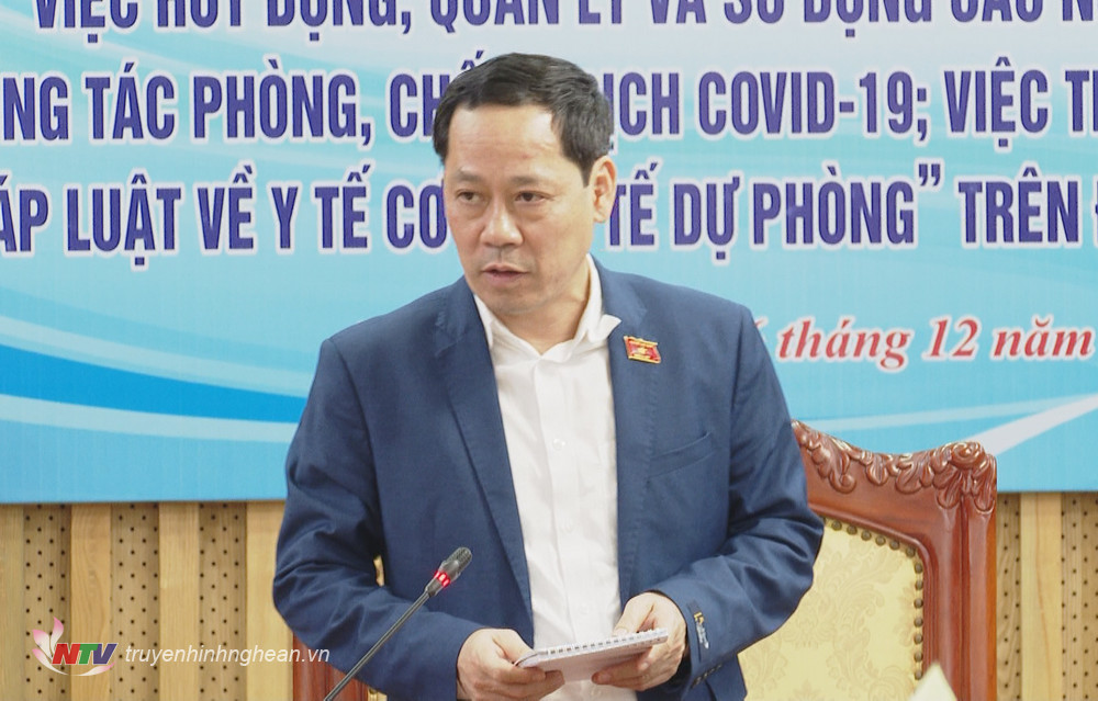 Đồng chí Trần Nhật Minh - Ủy viên Ủy ban Pháp luật của Quốc hội, đại biểu Quốc hội chuyên trách, Phó trưởng Đoàn giám sát phát biểu nêu một số kiến nghị đối với các ngành. 