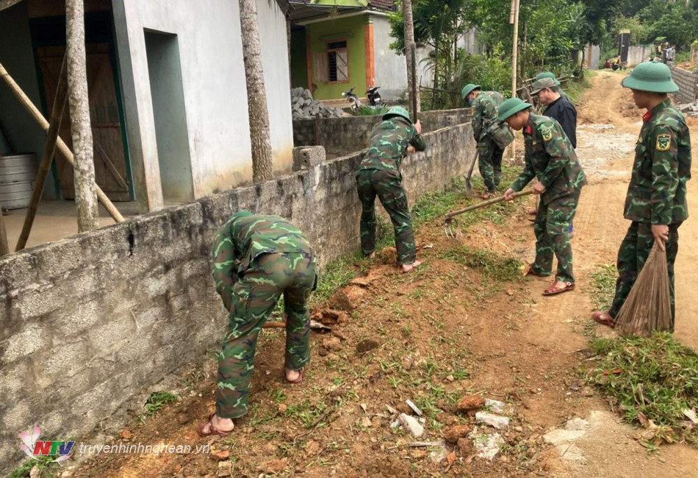 Cán bộ, chiến sỹ Trung đoàn 764 tiến hành san sửa, gion vệ sinh, gia cố, làm sạch đường làng ngõ xóm tại xã Thạch Ngàn