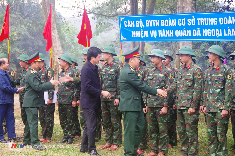 Đoàn công tác Bộ CHQS tỉnh và cấp ủy chính quyền địa phương huyện Con Cuông thăm, động viên cán bộ, chiến sĩ trung đoàn 764 đang thực hiện nhiệm vụ hành quân dã ngoại làm công tác dân vận tại xã Thạch Ngàn.
