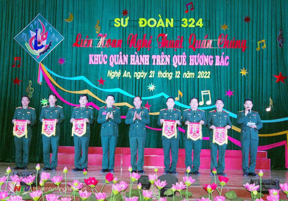 Đại tá Lê Doãn Anh Phó Chính ủy Sư đoàn, đồng chí Thượng tá Phạm Lê Tuấn, Phó Sư đoàn trưởng, Tham mưu trưởng tặng cờ lưu niệm cho các đội về tham dự hội diễn